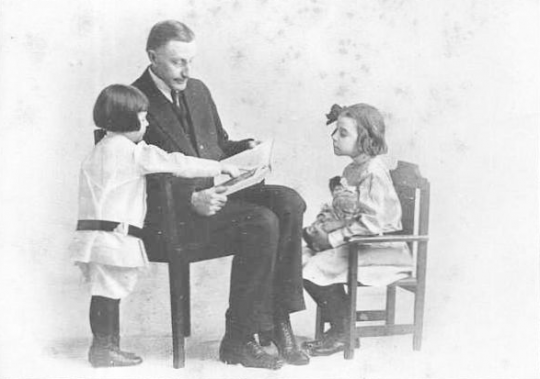 Dr Stall reading to his grandchildren